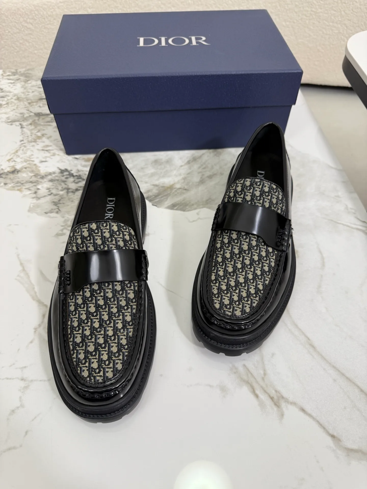 [ DIOR ] Top P: 820💰 ▪️Size: 39-44 (customized for 38.45) Top male leather shoes DIOR Dior combines high-quality materials and exquisite details. The imported cowhide leather upper is embellished with Gancio buckles, showing a luxurious style. Imported cattle. TP sole is light and flexible in texture